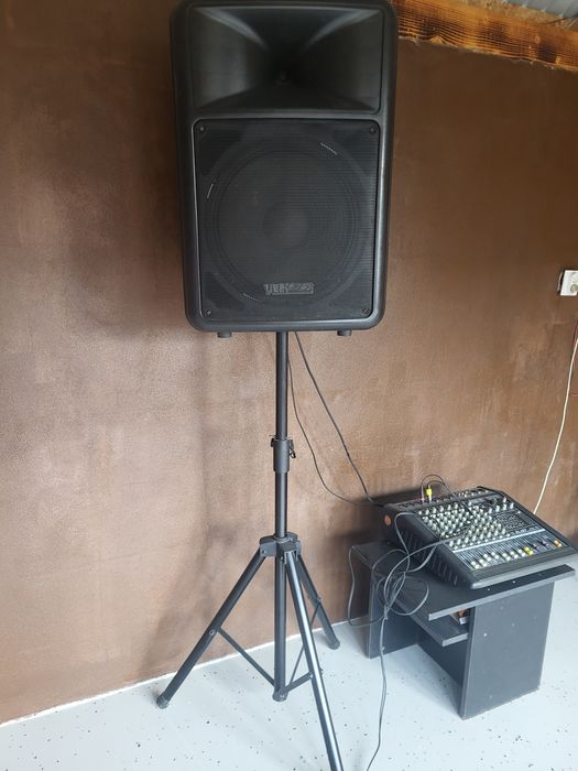 Se vinde două boxe ,trepied,mixer activ