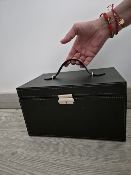 Caseta de bijuterii din piele