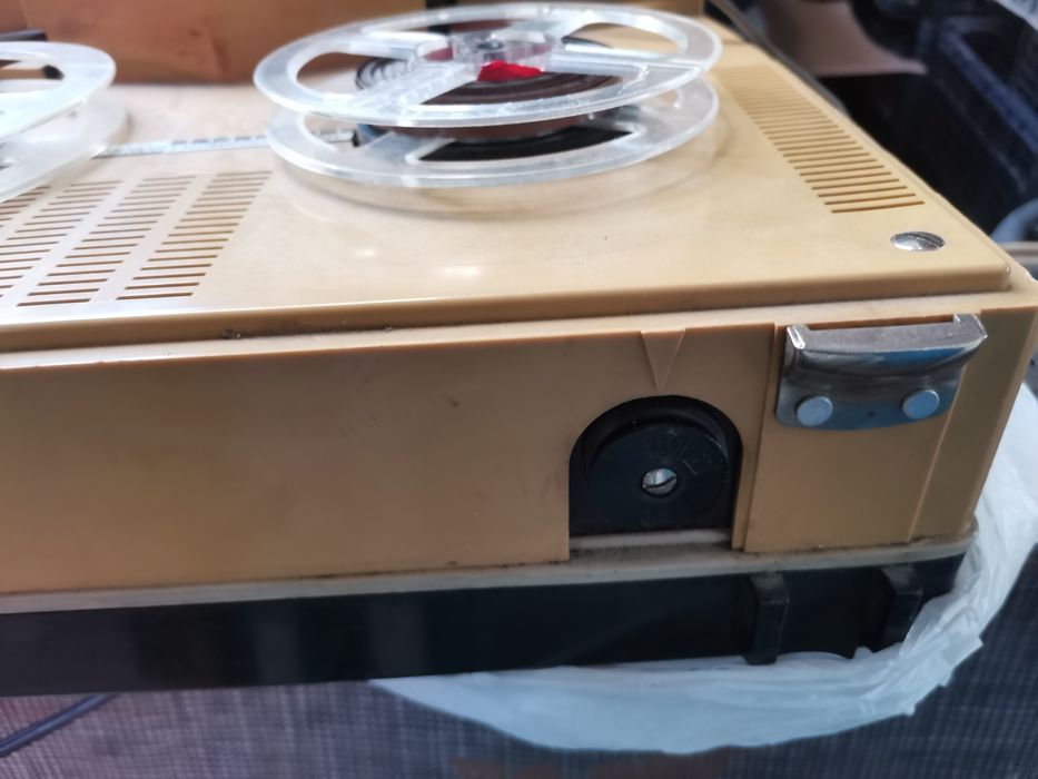 Tesla transistor b41, магнитофон ретро, работещ