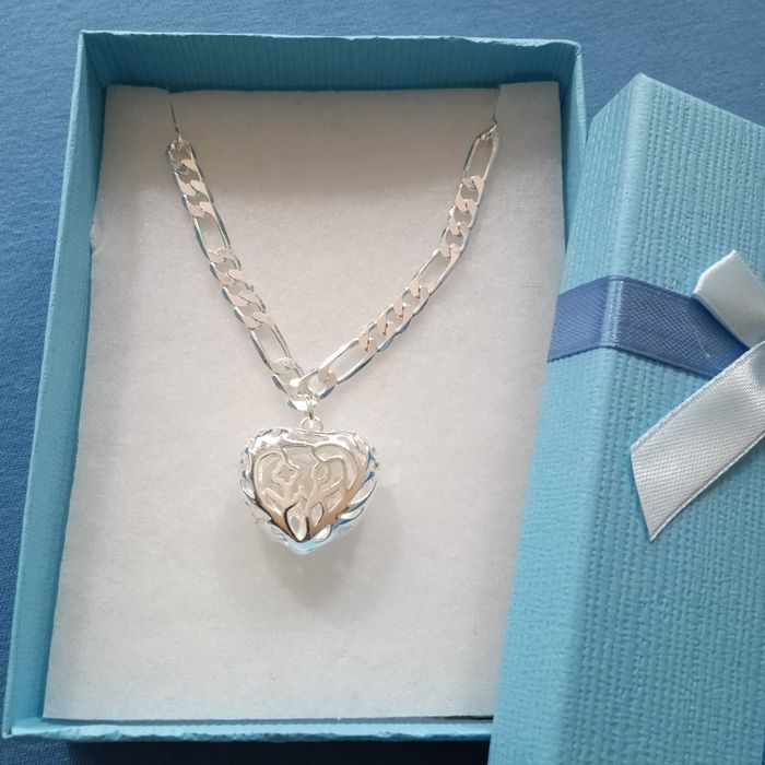 Ново, масивно дамско, сребърно колие с масивно сърце. В кутия.