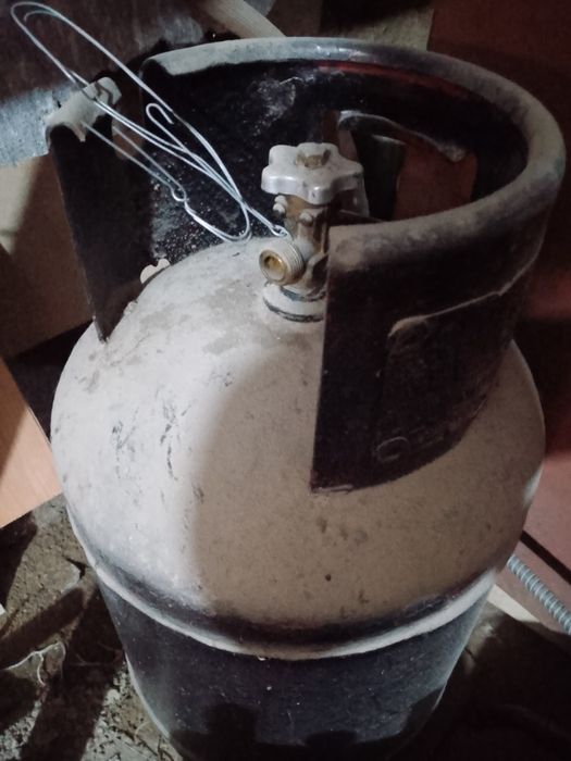 Газ балон,ссср две штуки состояние хорошее!!
