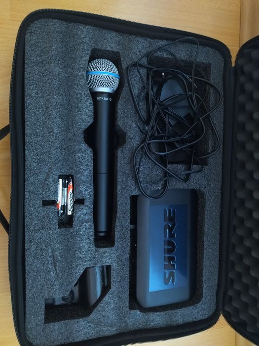 Microfon Shure wireless.