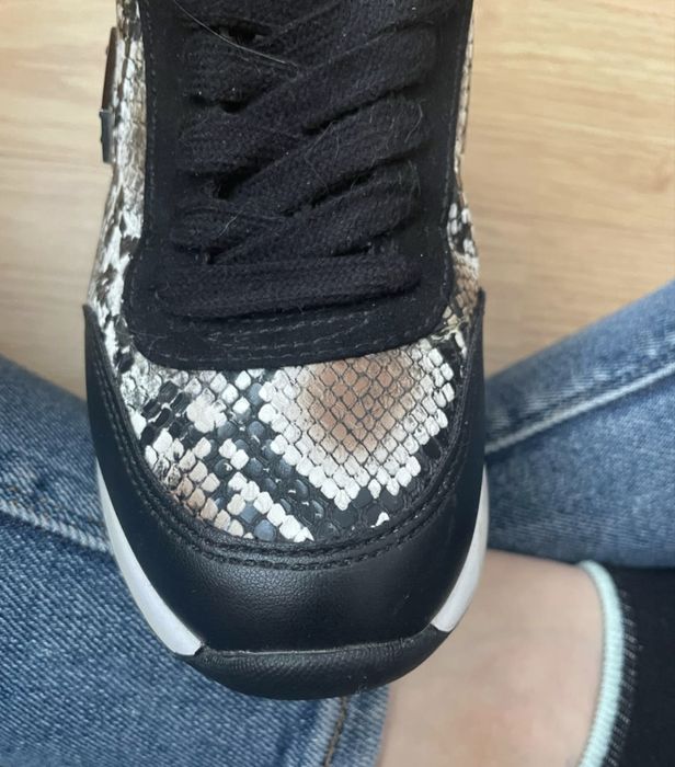 Adidași originali GUESS marimea 37