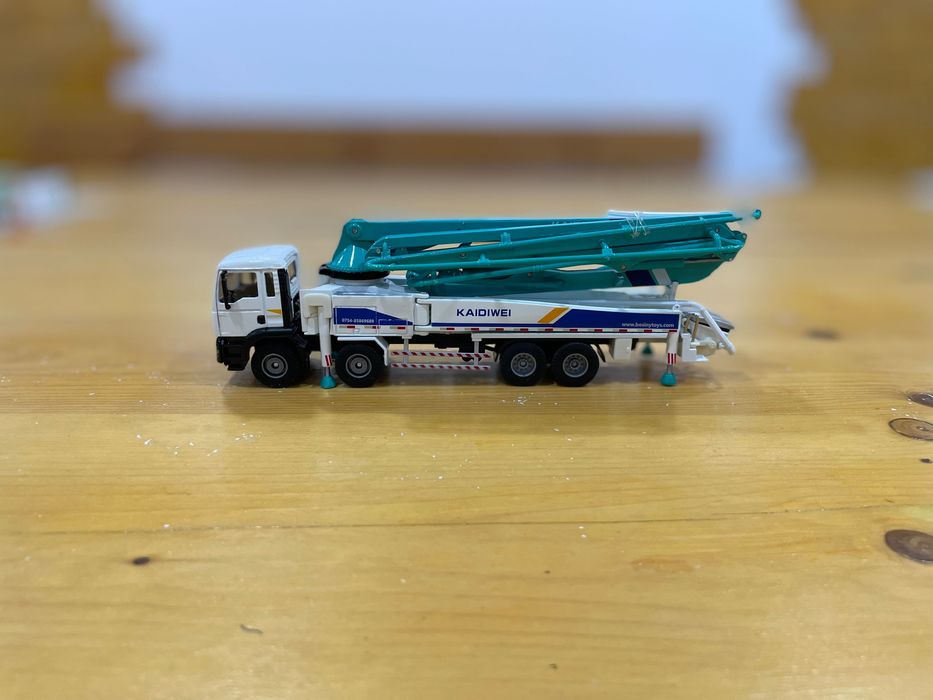 Играчки бетон помпи миксери циментовози 1:50 мащаб