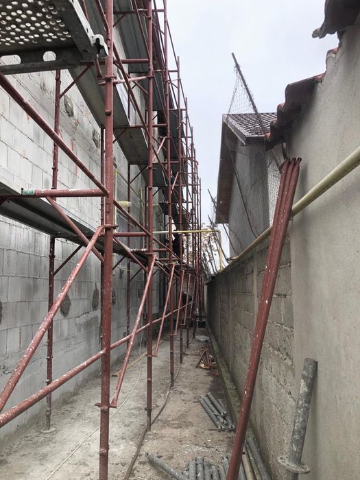 Popi metalici si schelă de închiriat
