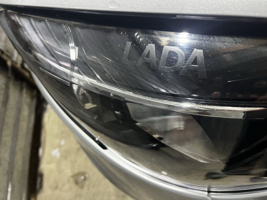 Продам передние фары на Lada Vesta