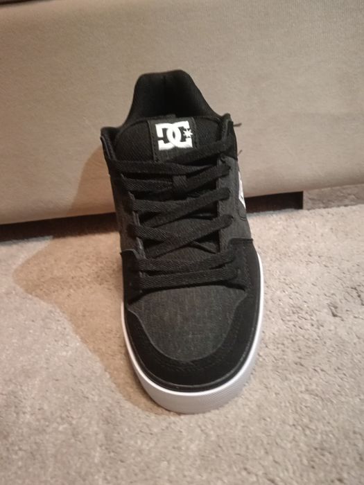 Чисто нови DC обувки