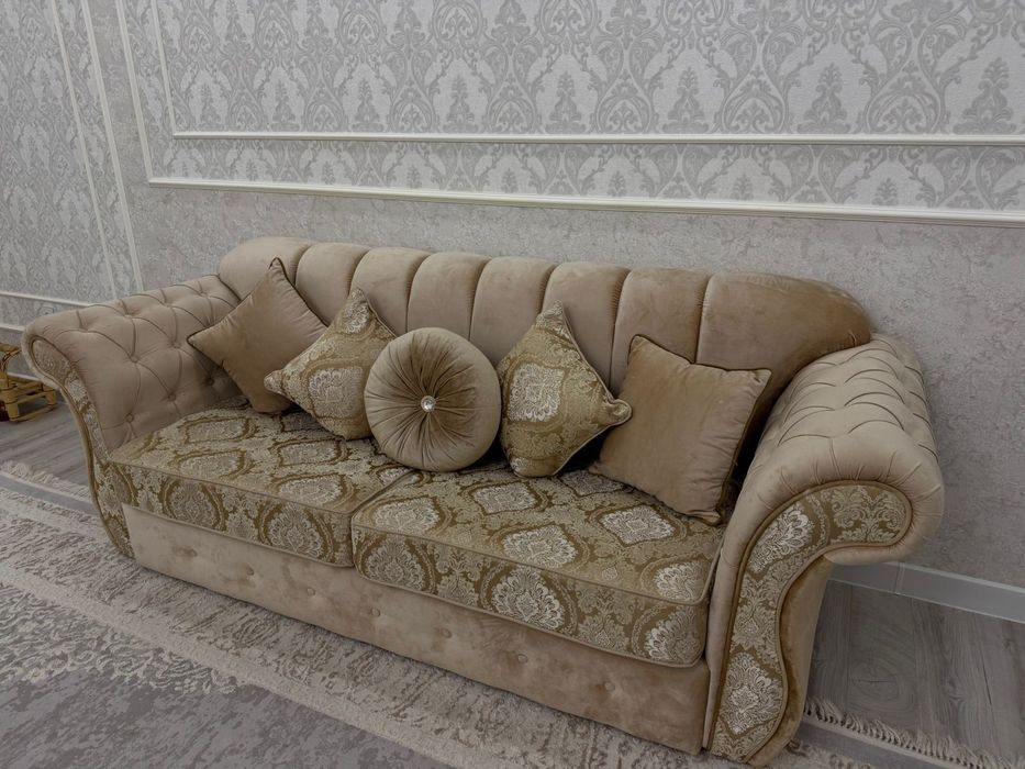 Продаётся диван с 2 креслами