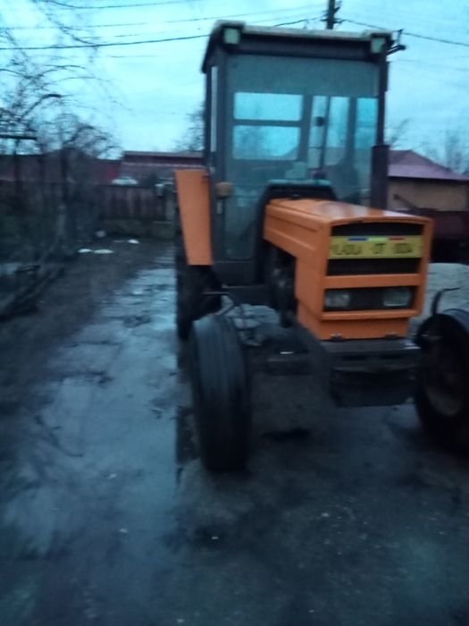 Vând tractor Renault 751