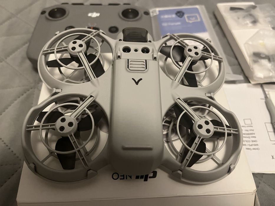 Vand drona DJI Neo + controller, ca noua, putin folosita, 10 incarcari