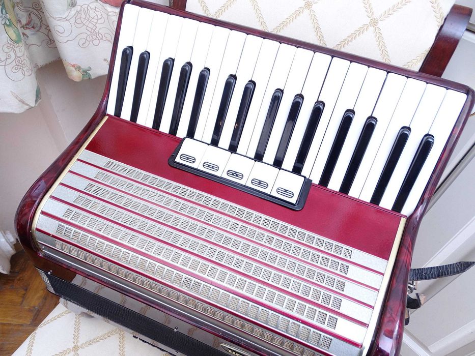 Много запазен стар акордеон Велтмайстер 48 баса