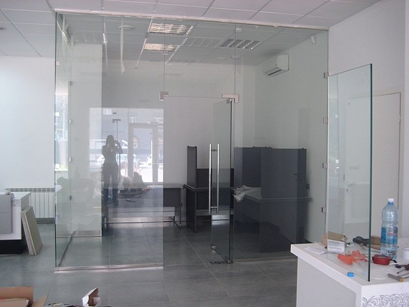 стеклянные двери, офисные перегородки, витражи и витрины магазинов