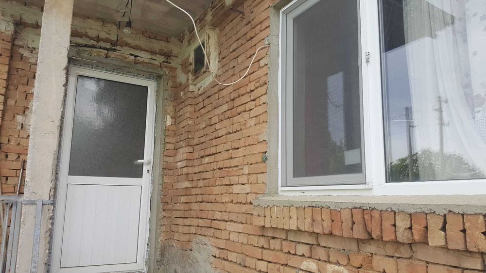 Продавам къща с двор в село червенци
