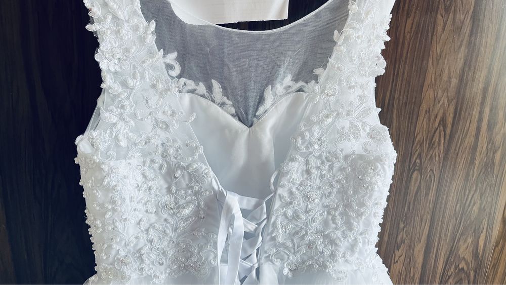 Къса сватбена рокля