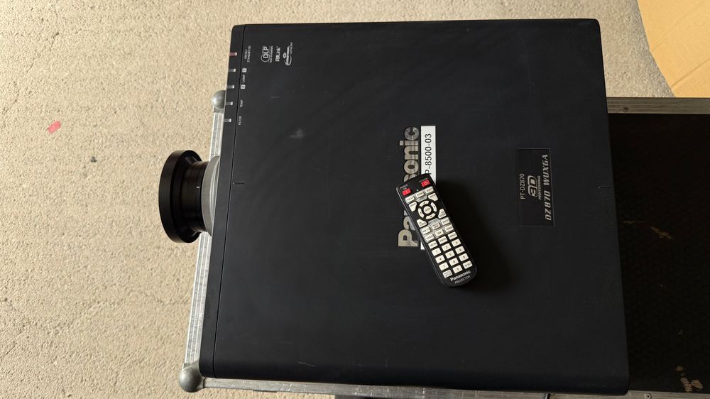 Videoproiector PANASONIC PT-DZ870E - 8500AINSI - 0.5-0.8X