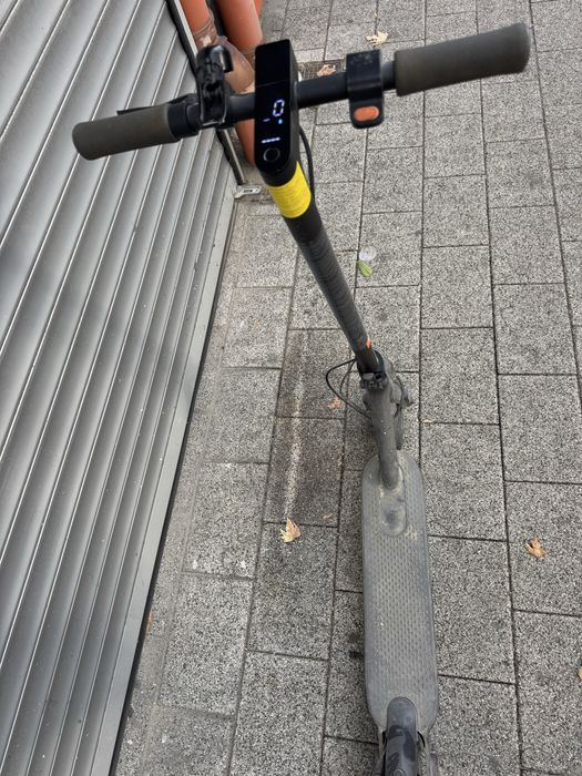 Електрическа тротинетка Xiaomi Mi Scooter Essential, Мощност на двигателя 250 W, Автономия 20 км, Максимална скорост 20 км/ч, Черен