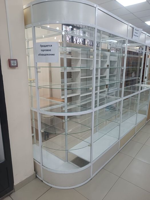 Продам б/у торговое оборудование (витрины)