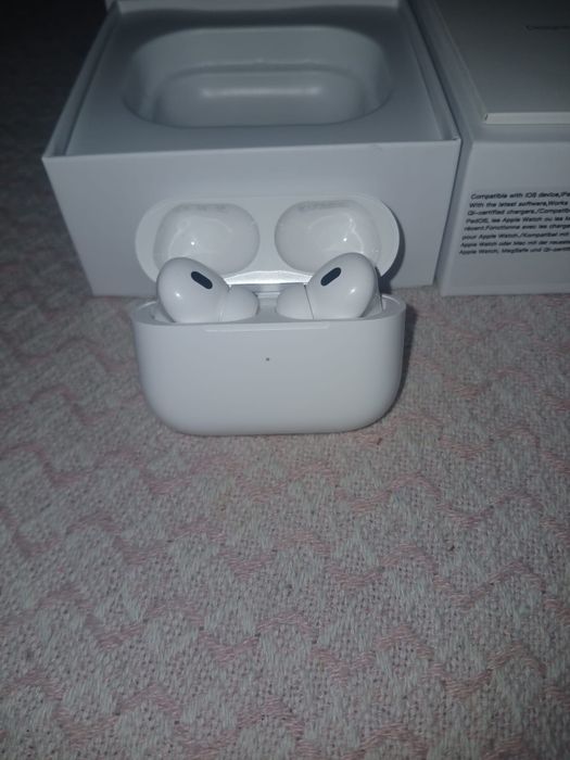 Vând căști  AirPods 4