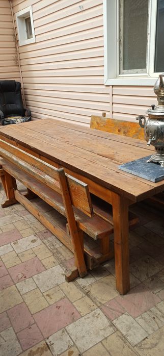 Стол и две лавочки