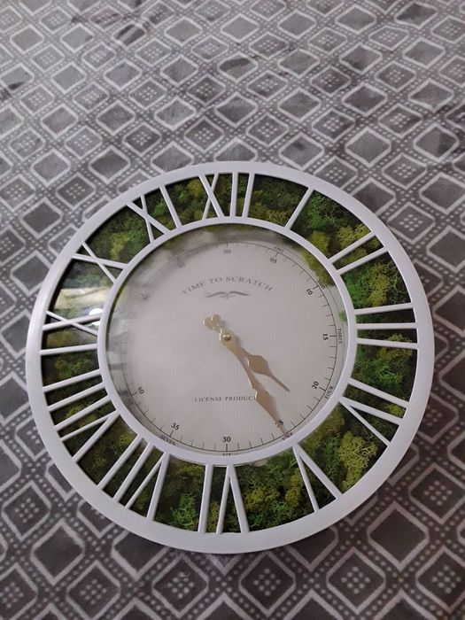 Стенен часовник с естествен мъх