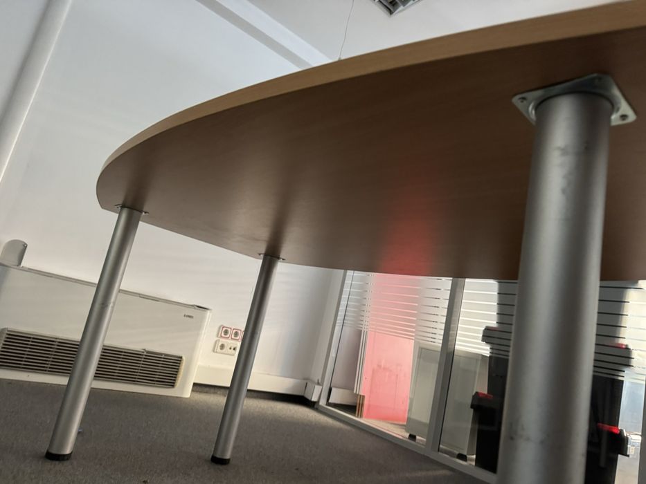 Заседателна маса 160×90×75 см – стабилна, офис клас