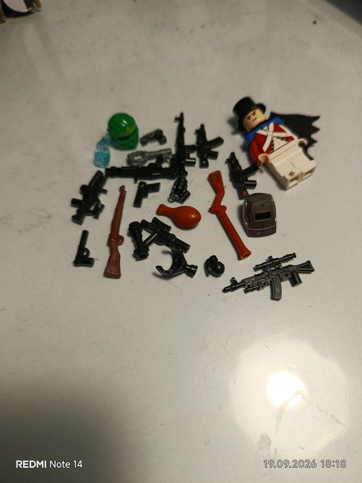 Это lego фигурка и lego аксессуары