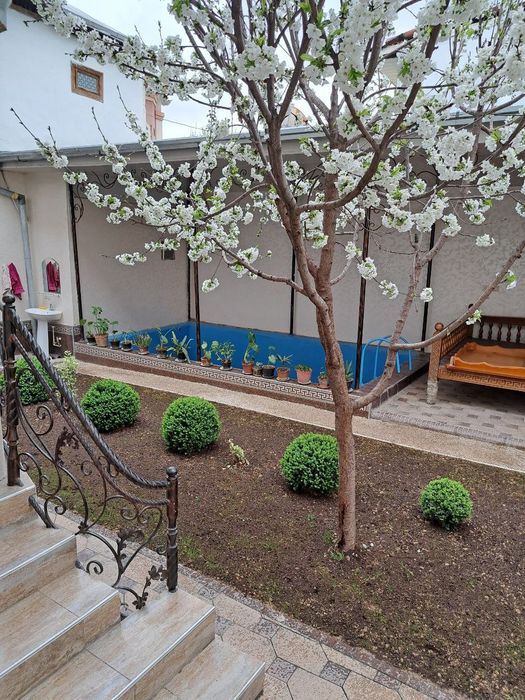 Кази махаллада 3.2сотокли 2этажли уй сотилади 8та хонали бассейн бор