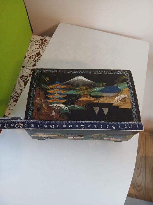 Caseta de bijuterii,japoneză, ștanțată,din lemn pictat.