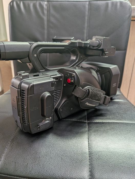 Vând camera video profesionala Panasonic Ag-ux90