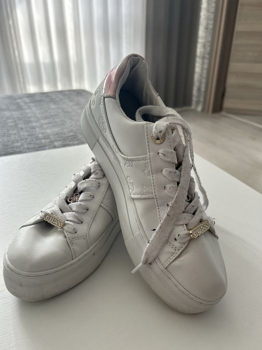 Бели сникърси Guess 38н