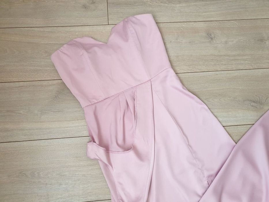 Прелестна дълга сатенена рокля