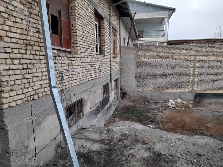 Qurilishi tugallanmagan hovli