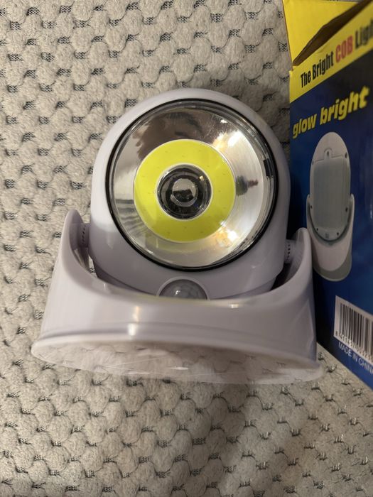 Lampă led cu senzor pe baterii