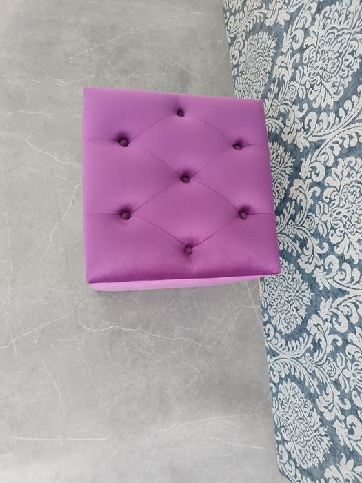 Vând taburet Chesterfield cu spatiu pentru depozitare din catifea  mov