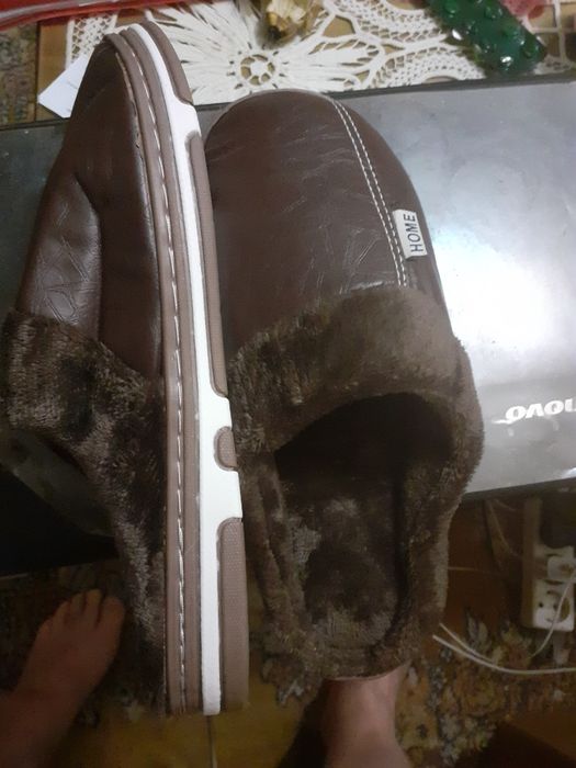 Vând o pereche de papuci pentru bărbați  maro 30 lei mărime 44 45