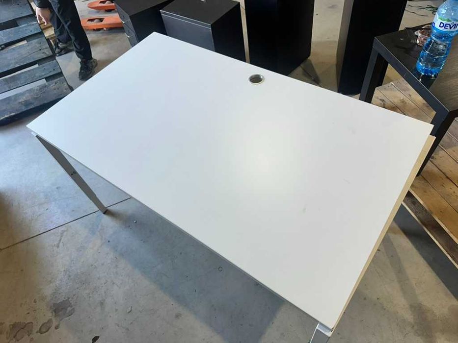 Офис бюро 140×80 с метална конструкция и регулируема височина