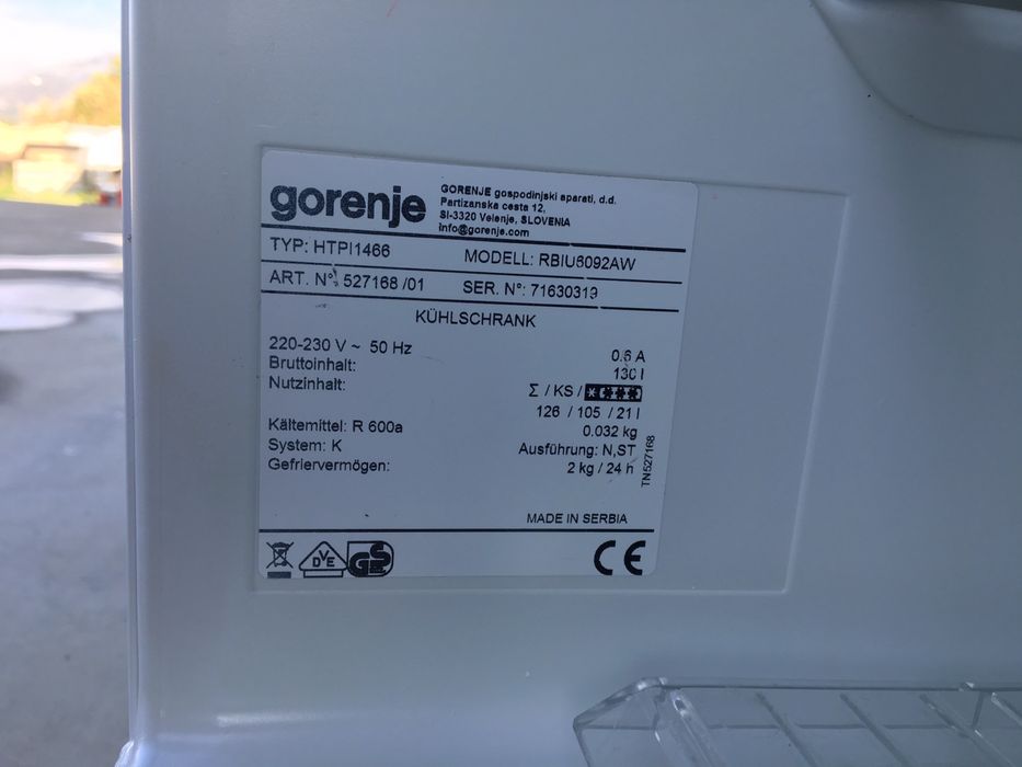 Малък хладилник за пълно вграждане с камера Gorenje 82 см