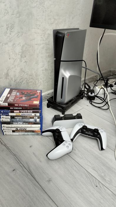 PlayStation 5 Slim + 2 геймпада + игры