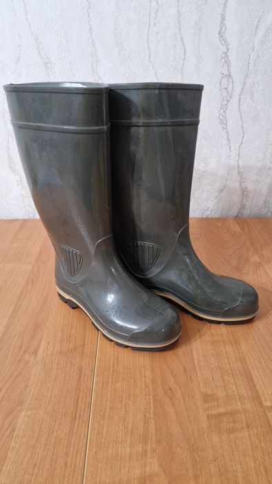 Продам резиновые сапоги