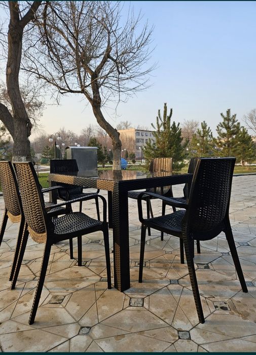 Пластиковые стол стулья