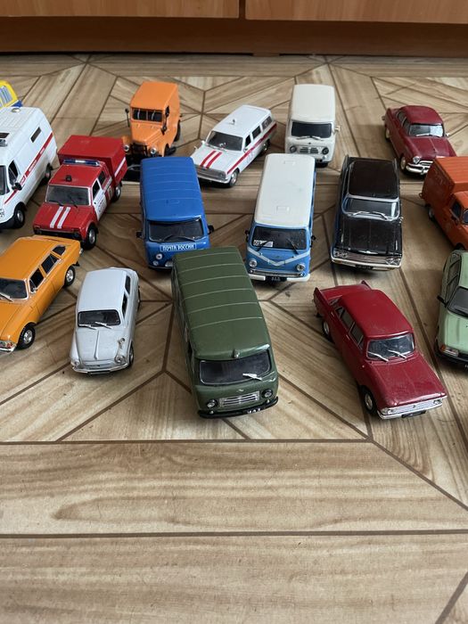 Машинки коллекционные разных размеров