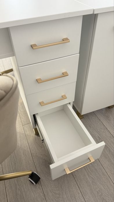 Inchiriez masa manichiura