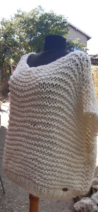 Ръчно изплетен пуловер