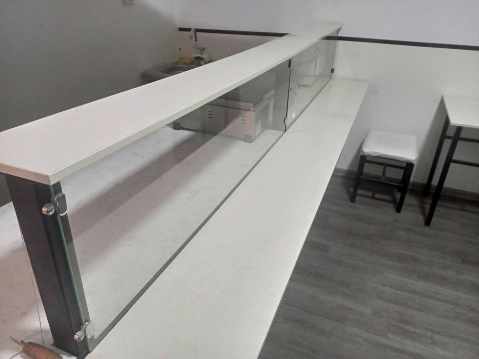 Fast food учун 4 стол 8 стул ва 1 та бари бн сотилади холати зор.