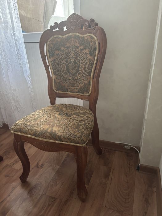 Продается стол со стульями в комплекте