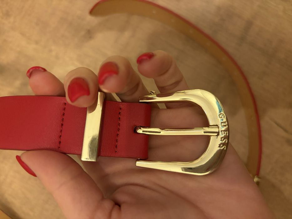 Колан Guess - червен със златни букви