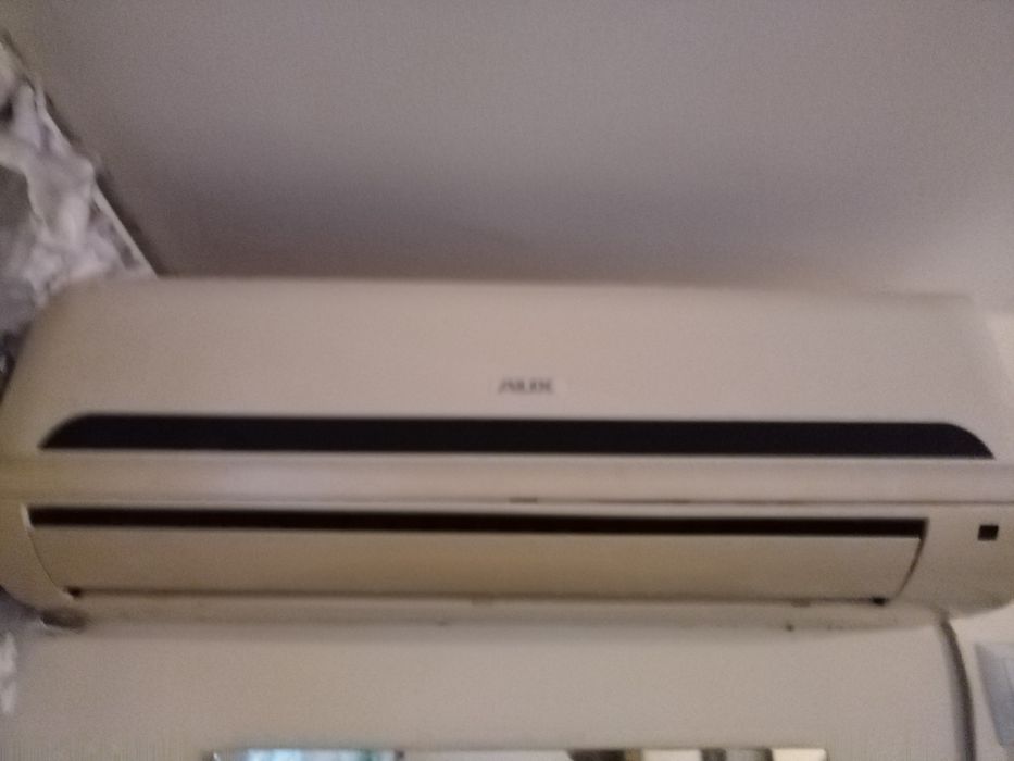 Два броя работещи климатици