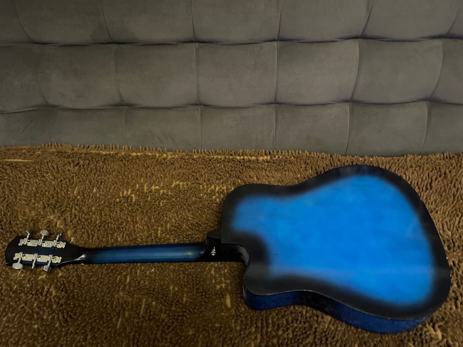 Прадам гитару  срочно