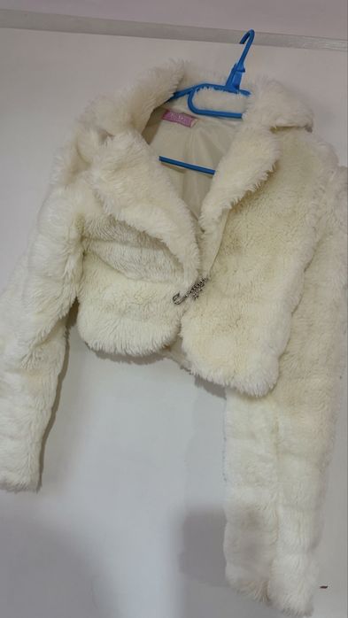 Бяло дамско палто