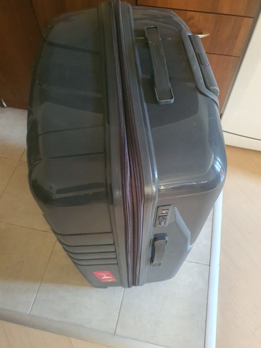 Нов голям Куфар с два ципа